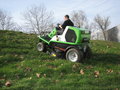 <b>Etesia H144MX</b><br>Etesia nelivetoinen H144MX allemurskaavalla 144cm leikkuulaitteella varustettuna. Samaan konerunkoon voidaan asentaa kerääjä ja korkeanosto jolloin mallimerkintä on H124DX