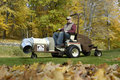 <b>Grasshopper Turbine Blower töissä</b><br>Grasshopper Turbine Blower siivoamassa puistoa