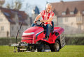 <b>Tielbürgen Greenkeeper 110 hara</b><br>Tielbürgen Greenkeeper 110 hara kiinnitettynä Honda ajoleikkuriin