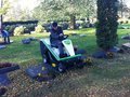 <b>Etesia Hydro 80 töissä</b><br>Etesia Hydro 80 on erinomainen kone kapeitten ja ahtaitten alueitten kuten hautausmaitten leikkuuseen ja lehtien keräämiseen. Pienikokoinen kone mutta silti ammattilaatua.