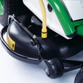 <b>Etesia Hydro 80 leikkuulaitteen pesusuutin</b><br>Etesia kaikissa ammattileikkureissa on vakiona metalliset nipat pesuletkulle. Leikkuulaitteen puhdistus on helppoa.