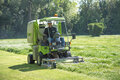 <b>fd2200ts-con-tettuccio-parasole</b><br>Grillo FD2200TS keräävä korkeanostoleikkuri työssä aurinkokatos-varustuksella