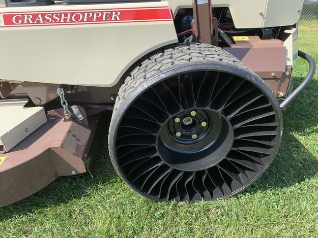 Grasshopper_Michelin Tweel pyörät