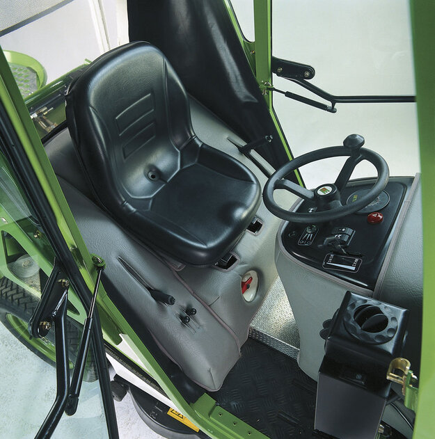 Etesia H100D ohjaamo sisältä