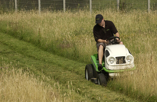 Etesia H100E taaksepurkusuppilo