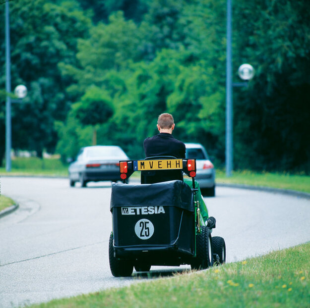 Etesia H100E tieliikennevarustus